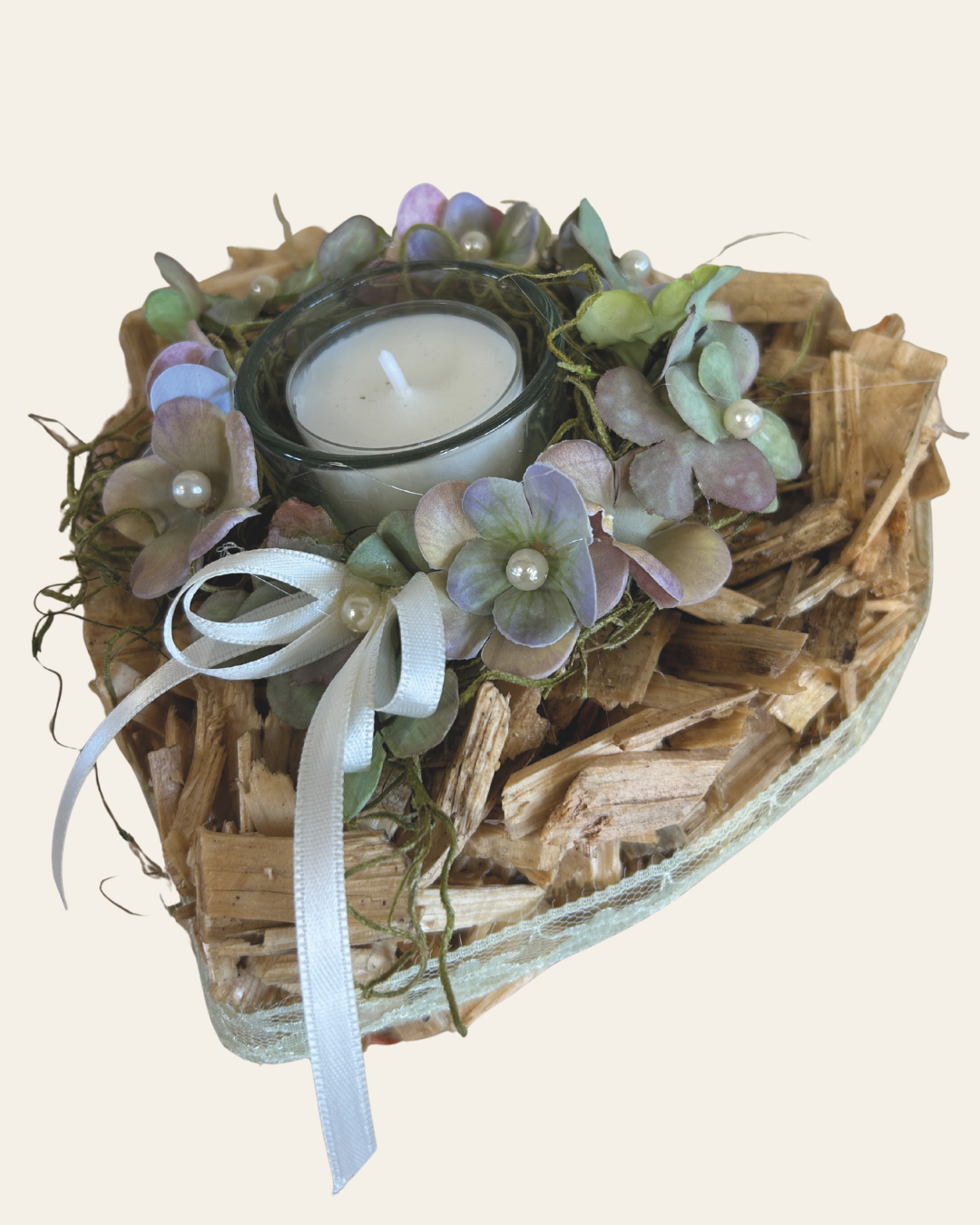 Hackschnitzelherz mit Kerze & Dekoration