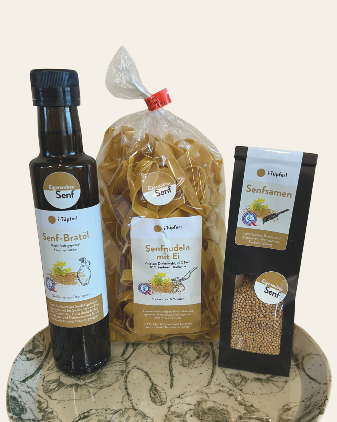 Senfprodukte auf Teller aus Kreativwerkstatt